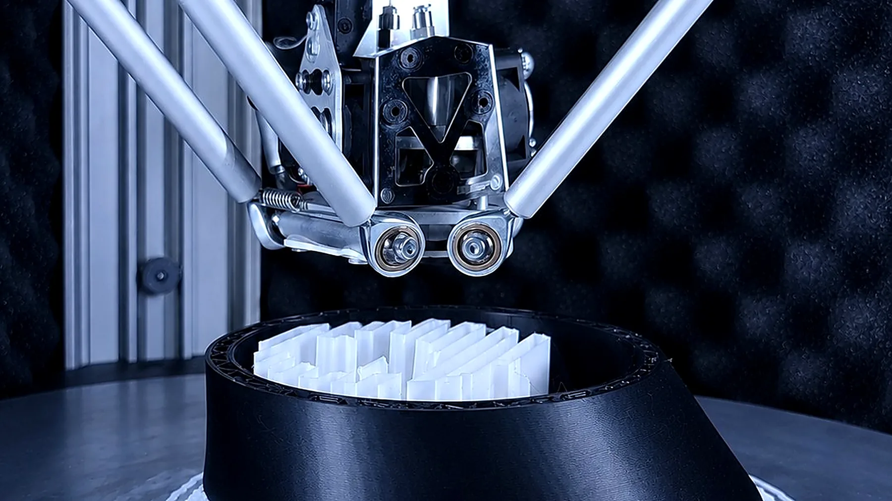 Stampante 3D delta in funzione durante la produzione di un componente